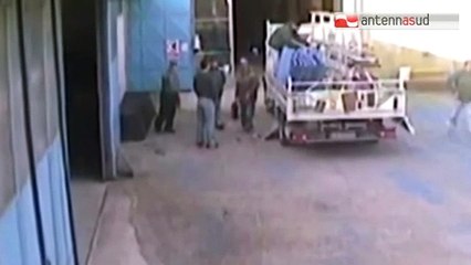 TG 13.01.14 Barricato nella sua ex azienda tenta il suicidio a causa del racket