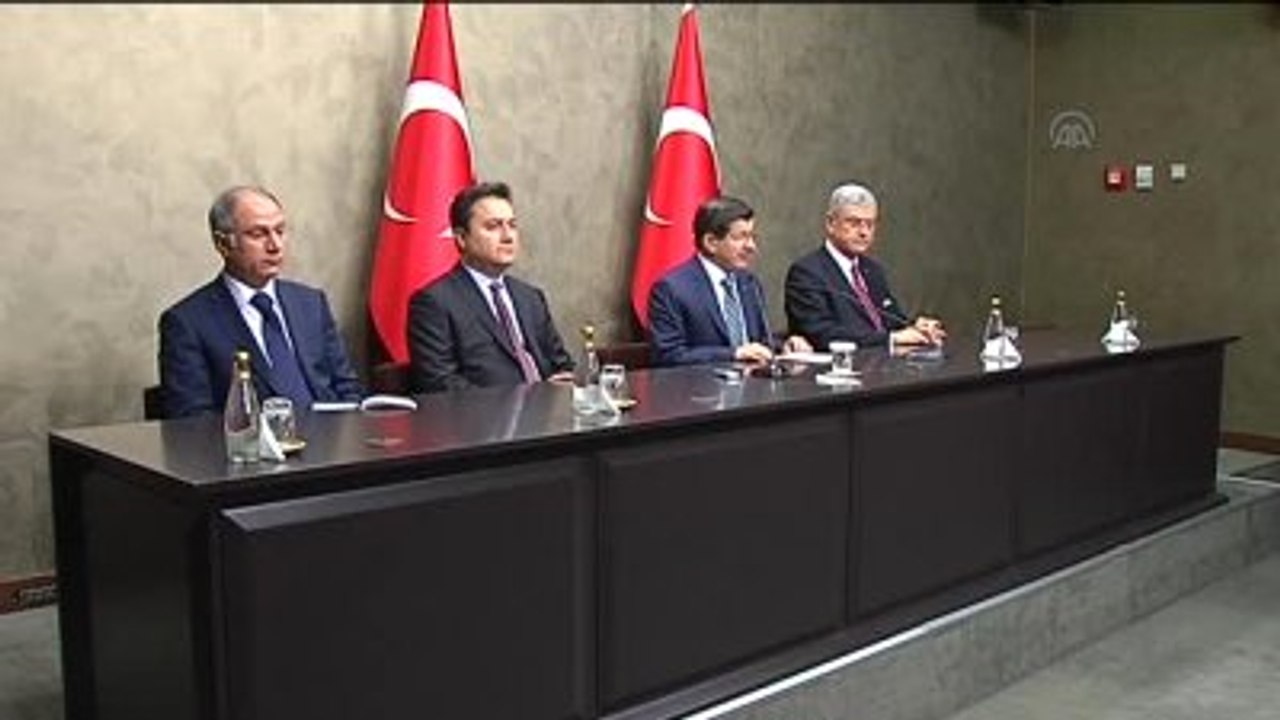 Davutoğlu: "Bu Ülkede Hazreti Peygamber'e Hakaret Edilmesine İzin Vermeyiz"