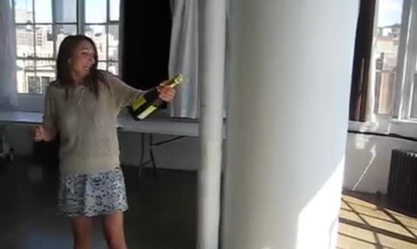 FAIL : Quand une fille veut ouvrir un canon à confettis