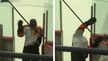 Un joueur de hockey se tape la honte en rentrant aux vestiaires