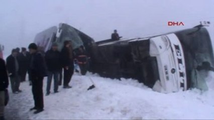 Çorum Buzlanan Yolda İki Otobüs Devrildi 27 Yaralı
