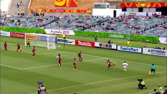 Zawodnicy ZEA atakują we czwórkę. Bramkarz Kataru nie wie co zrobić