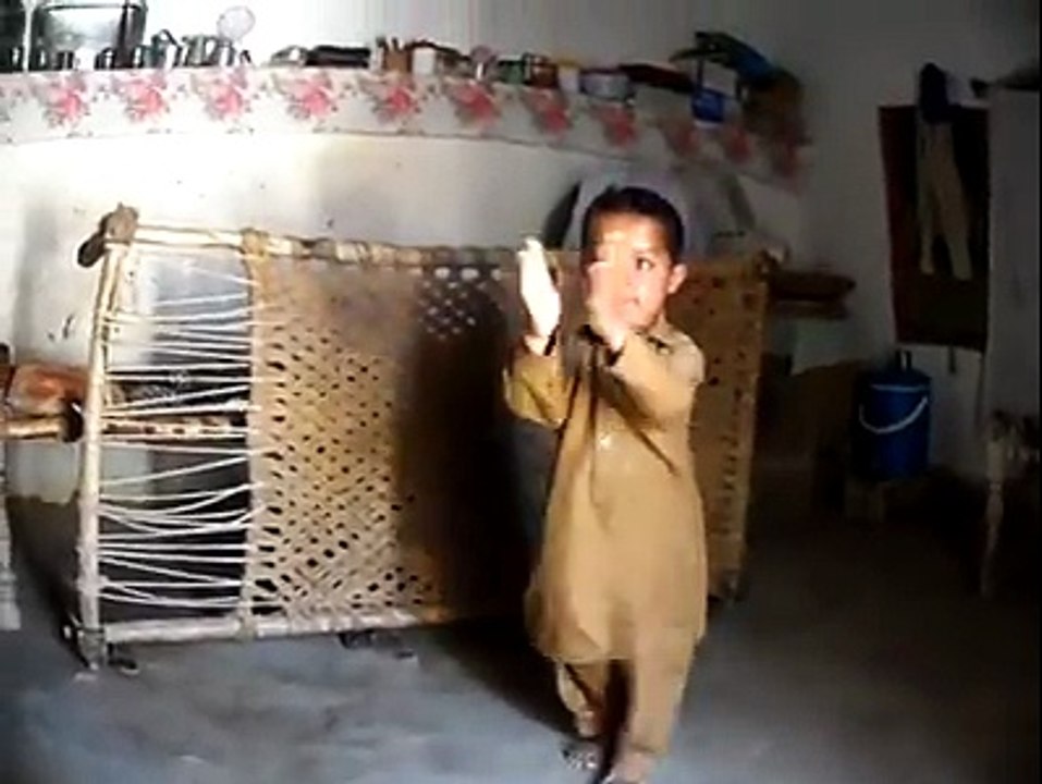 Sraikai Very small baby dance by th song jab aay ga imran