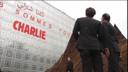 "Nous sommes Charlie", Hollande prend la pose