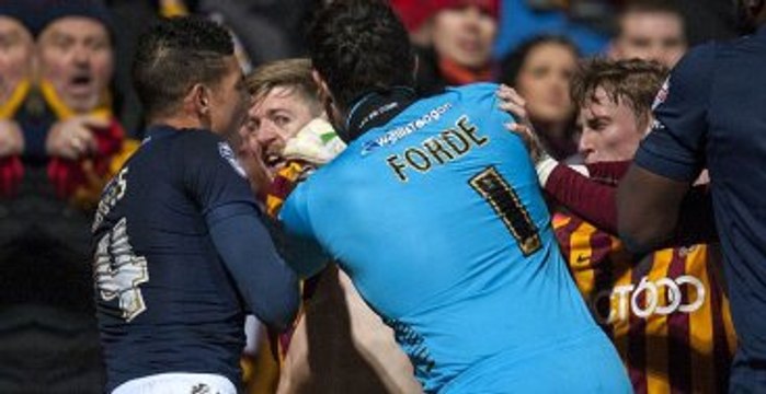 4 Gol Yiyen Kaleci Çıldırdı, Yumruk Yumruğa Kavga Etti