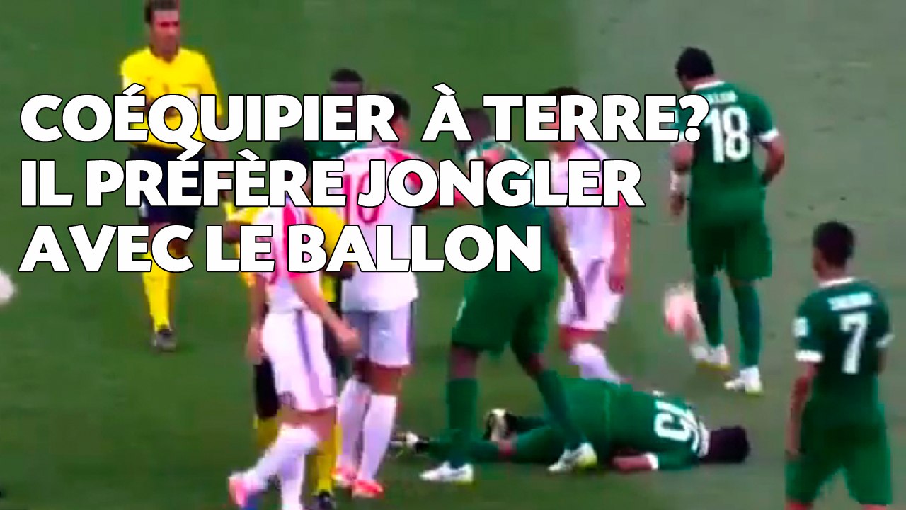 Son coéquipier au sol... il préfère jongler avec le ballon