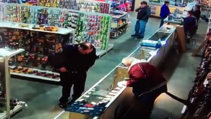 Policía se dispara sin querer en un dedo en una armería