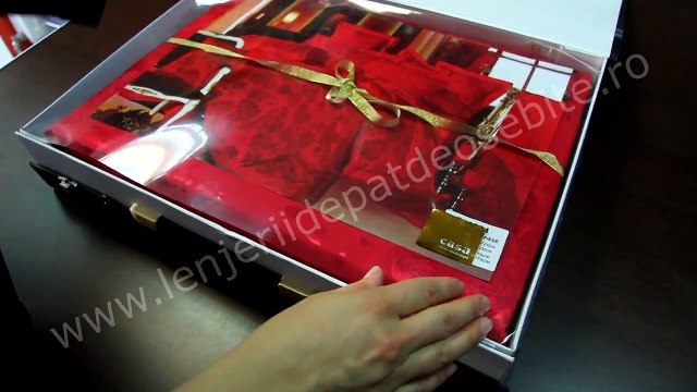 Lenjerie pat gaquard rosu aprins Casa New Concept 880034