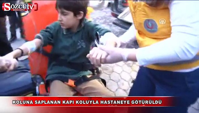 Koluna saplanan kapı koluyla hastaneye götürüldü