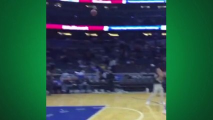 Cavalieri se arrisca no basquete em jogo da NBA