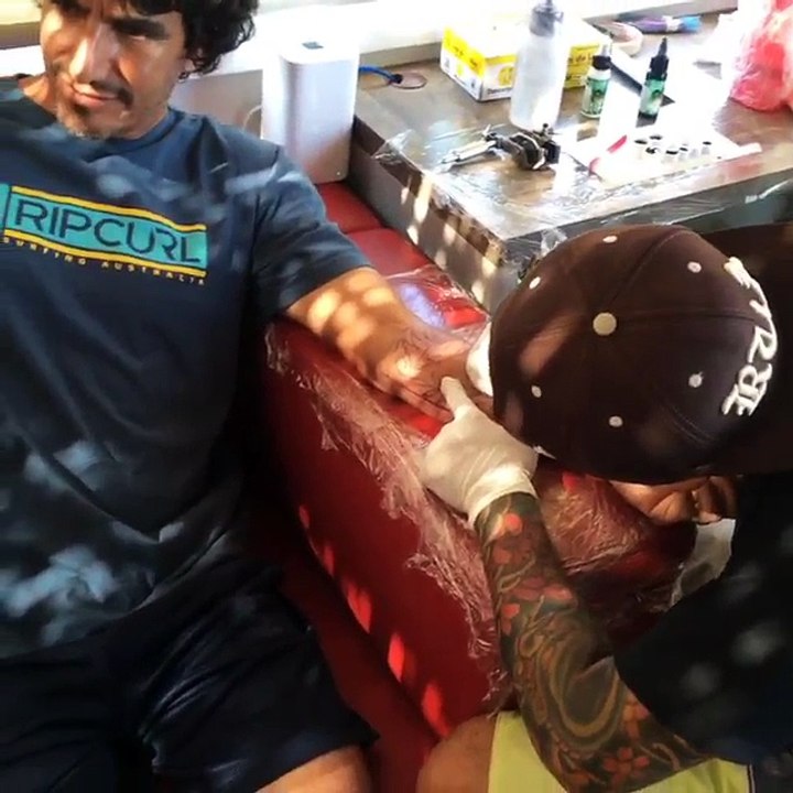 Padrasto de Medina faz tatuagem em homenagem ao título mundial