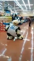 Danse de la vache dans un centre commercial : juste trop bon!!!
