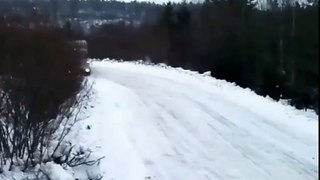 Maitrise parfaite d’un chauffeur-livreur sur la neige