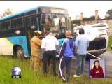 Derrame de diésel en Ochomogo provoca accidente entre bus y vehículo liviano