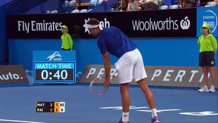 Benoît Paire termine une course vers le filet par un coup entre les jambes