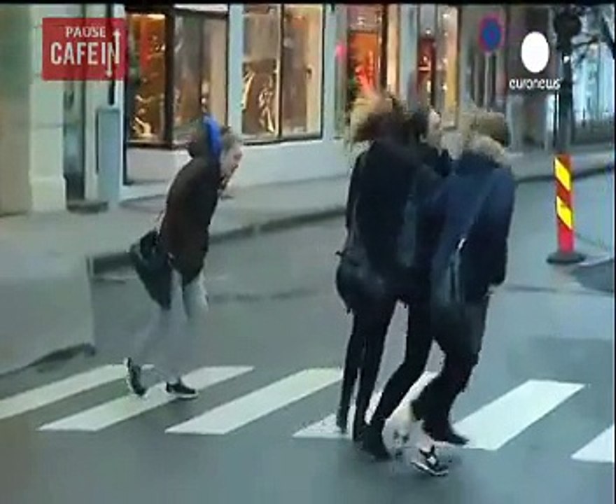 Les passants sont stoppés par ces violentes rafales de vent