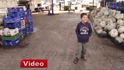 Suriyeli Çocukların Yiyecek Bulma Sevinci