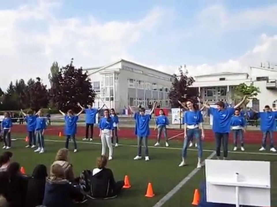 Danse d'introduction du festival Anamesa par les 4ème