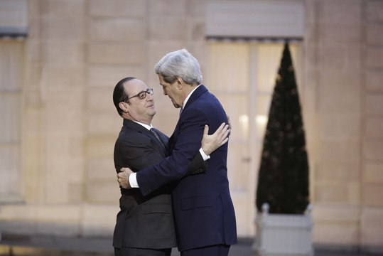 John Kerry se recueille devant l'Hyper Cacher et Charlie Hebdo