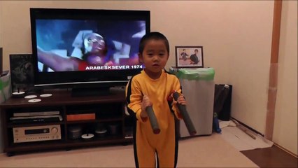 Un enfant de 4 ans fait du Nunchaku comme Bruce Lee!