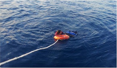 Güvenliğe yakalanmamak için suya atladı