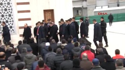 Davutoğlu Cuma Namazını Atatürk Havalimanı'ndaki Camide Kıldı