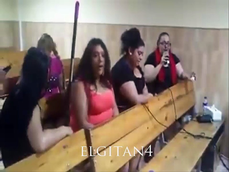 Gitanas cantando Alabanza en el culto