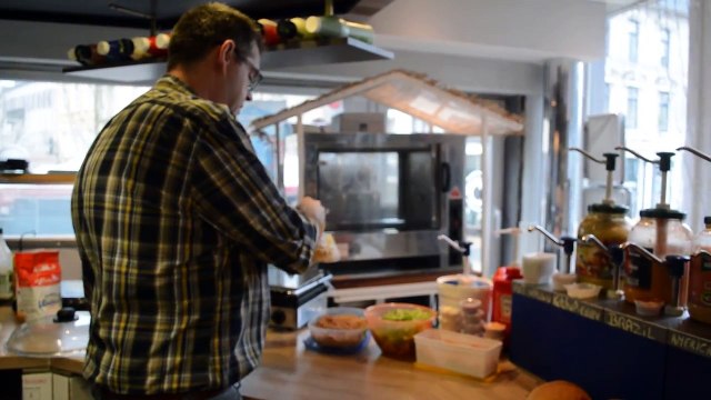 La préparation du burger Merci qui?