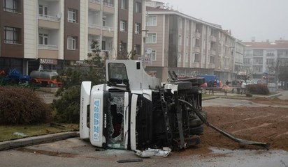 Methanol yüklü TIR devrildi