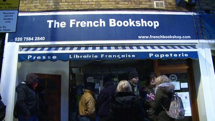 Les Londoniens font la queue pour le dernier Charlie Hebdo