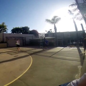 Sabe tudo! Gareth Bale mostrou muita precisão para acertar a cesta com o pé! Assista!