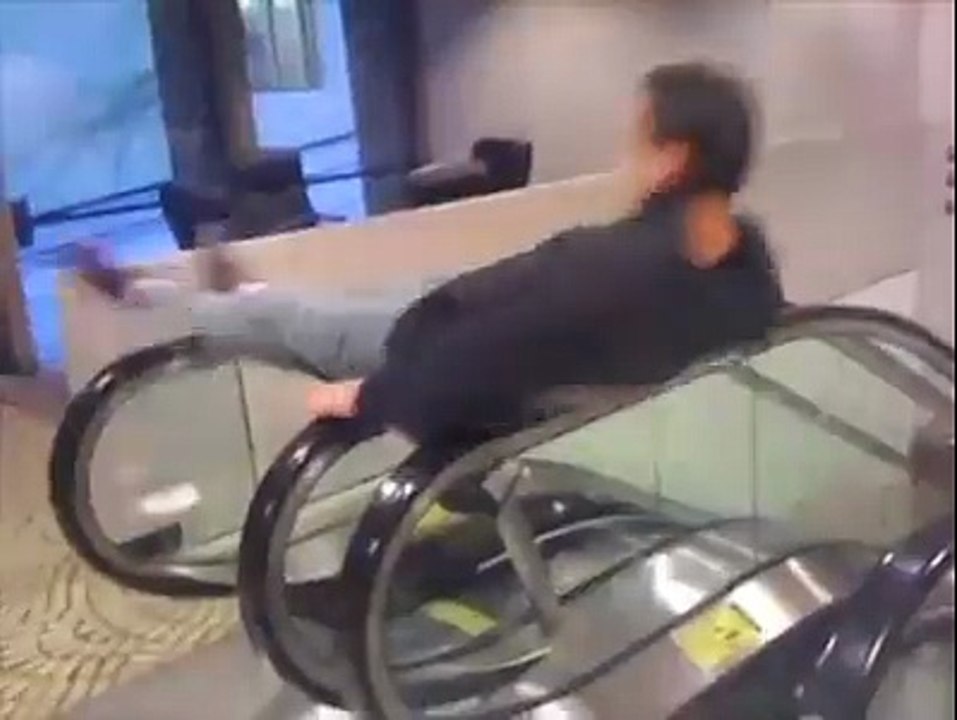 Il explose la rampe en verre de l'escalator en tentant de tourner dessus!