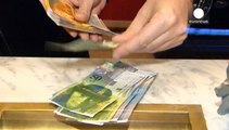 El franco suizo se sitúa en paridad con el euro y condena a los hipotecados de Europa del Este