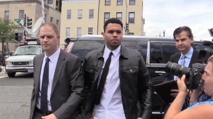 Video herunterladen: Chris Brown's Probation Has Been Revoked Following Concert Shooting