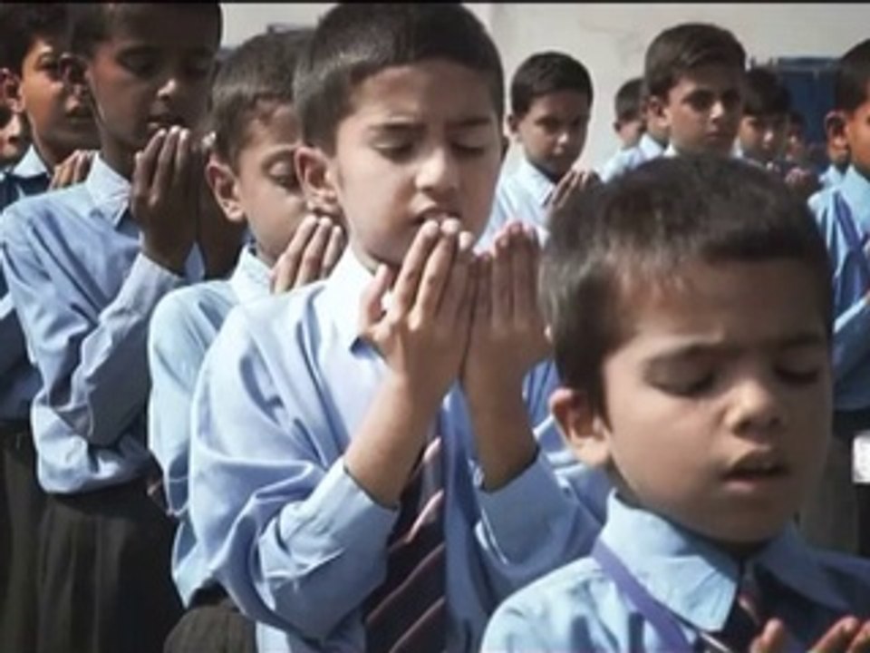 baRa dushman bana phirta hai jo bachoN sey laRta hai
