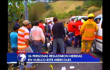 Pick up vuelca y deja 15 personas heridas en Tierra Blanca de Cartago