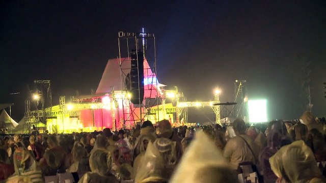 Milhares fiéis para ver o papa em Tacloban