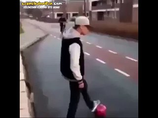 Bisikletli Gencin Yediği Fake ve Guyu Gudu Diye Diye Düşmesi