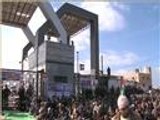 فلسطينيون يؤدون صلاة الجمعة أمام معبر رفح