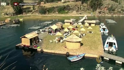 جزر عائمة من العبوات البلاستيكية