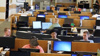 Camra-cache--Il-fixe-les-gens-en-silence