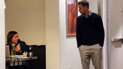 Camra-cache--Il-fixe-les-gens-en-silence-3