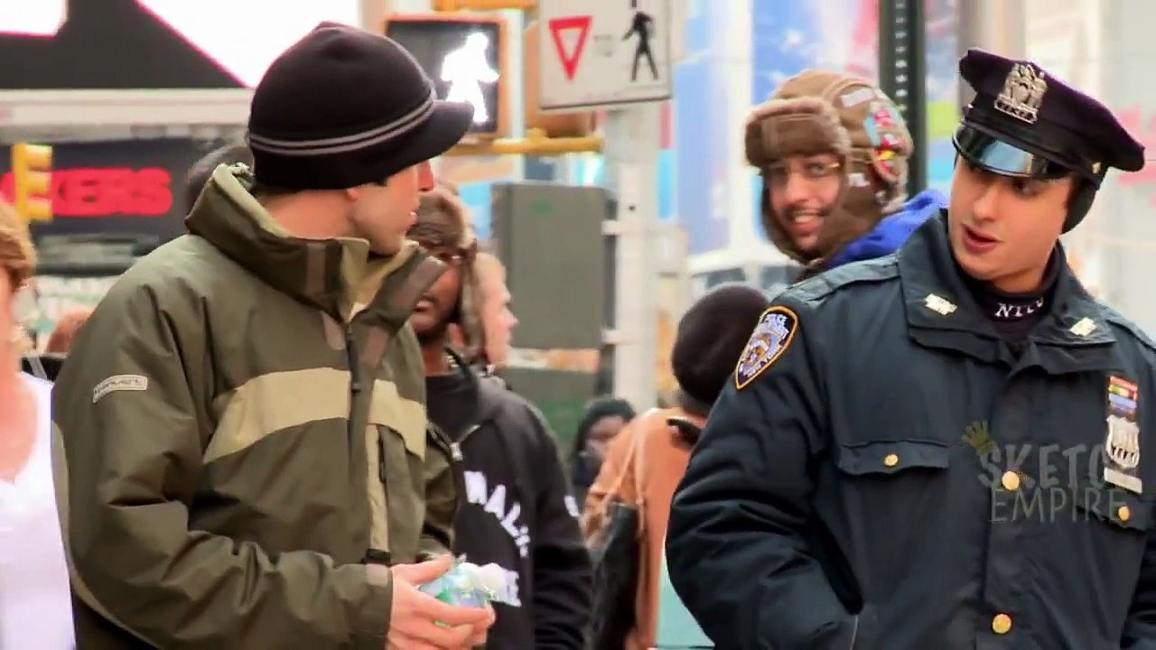 Camra-cache--Il-pisse-devant-la-police