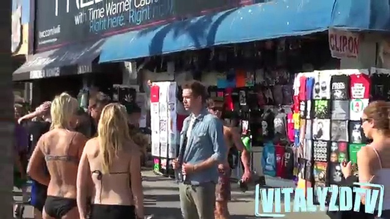 How To Pick Up Girls With A Magic Trick!