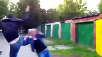 Kızın Suratına Tekme Atan Adam