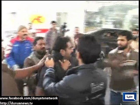 Dunya News - Petrol Shortage: People Fights at petrol pumps on not getting petrol