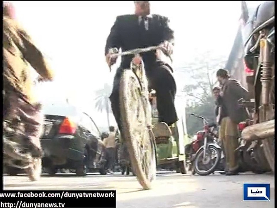 Dunya News -  Lawyer forced to buy cycle as petrol shortage worsens in lahore