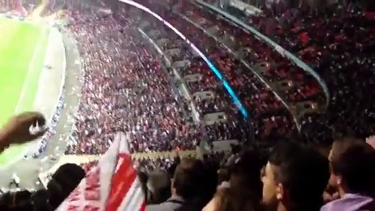 Kağıt Uçakla Futbolcu Vurmak