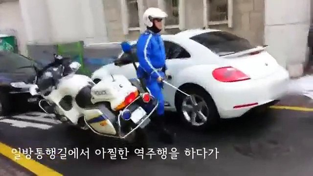 Une femme fait un délit de fuite à la GTA