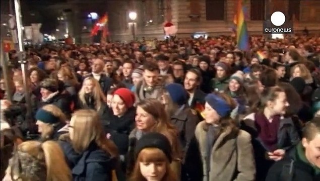 Vienna: bacio censurato scatena maxi protesta per i diritti gay